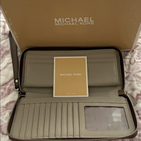 Authentic Michael Kors clutch wallet - Picture 2 of 4